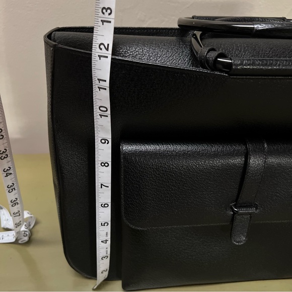 Gucci Large Leather Attache’ Laptop Tote Sleek Design w/ Metal Ring Handles. - Picture 13 of 15